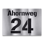 Individuelles Hausnummernschild mit Hausnummer und Straße