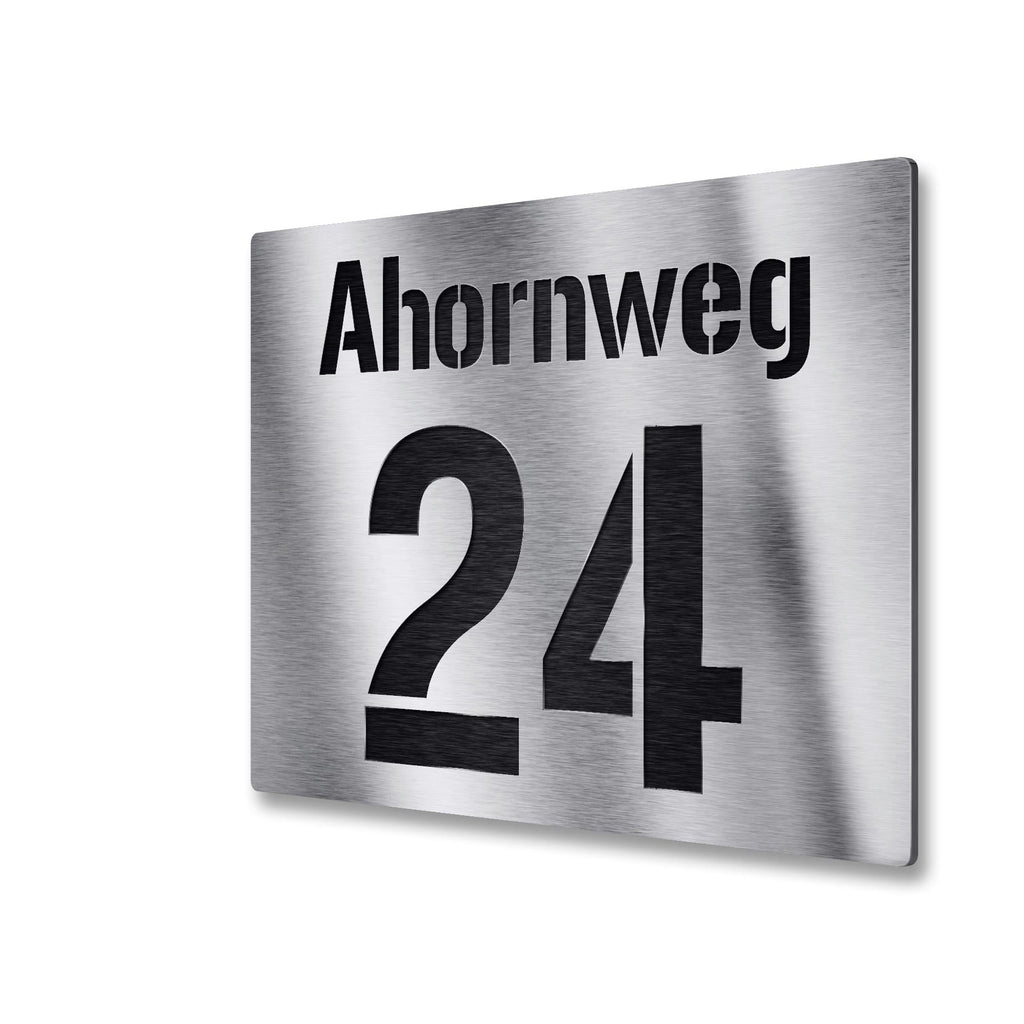 Individuelles Hausnummernschild mit Hausnummer und Straße