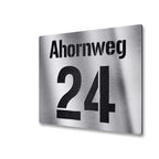 Individuelles Hausnummernschild mit Hausnummer und Straße
