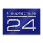Modernes Hausnummernschild in Blau mit individueller Gravur