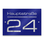 Modernes Hausnummernschild in Blau mit individueller Gravur