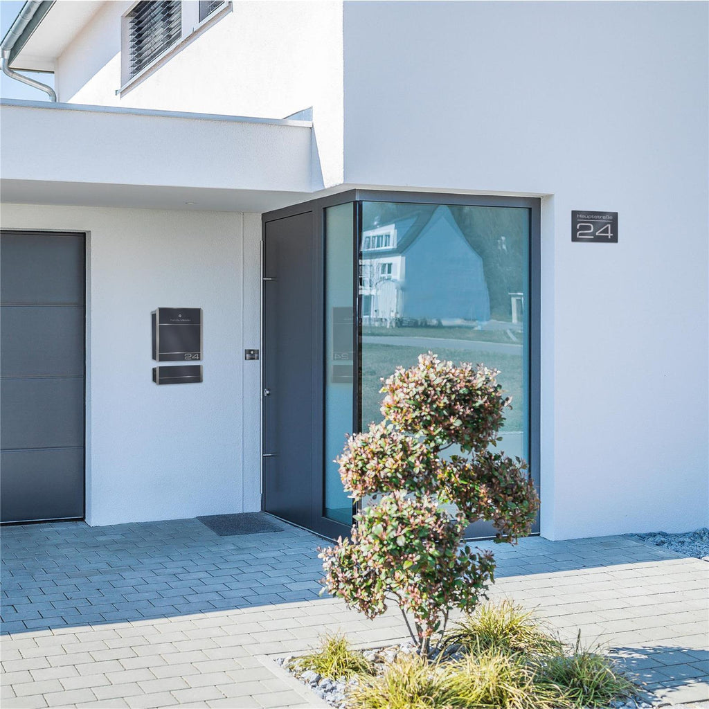 Modernes Hausnummernschild in Anthrazit RAL7016 mit individueller Gravur
