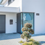 Modernes Hausnummernschild in Anthrazit RAL7016 mit individueller Gravur