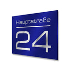 Modernes Hausnummernschild in Blau mit individueller Gravur