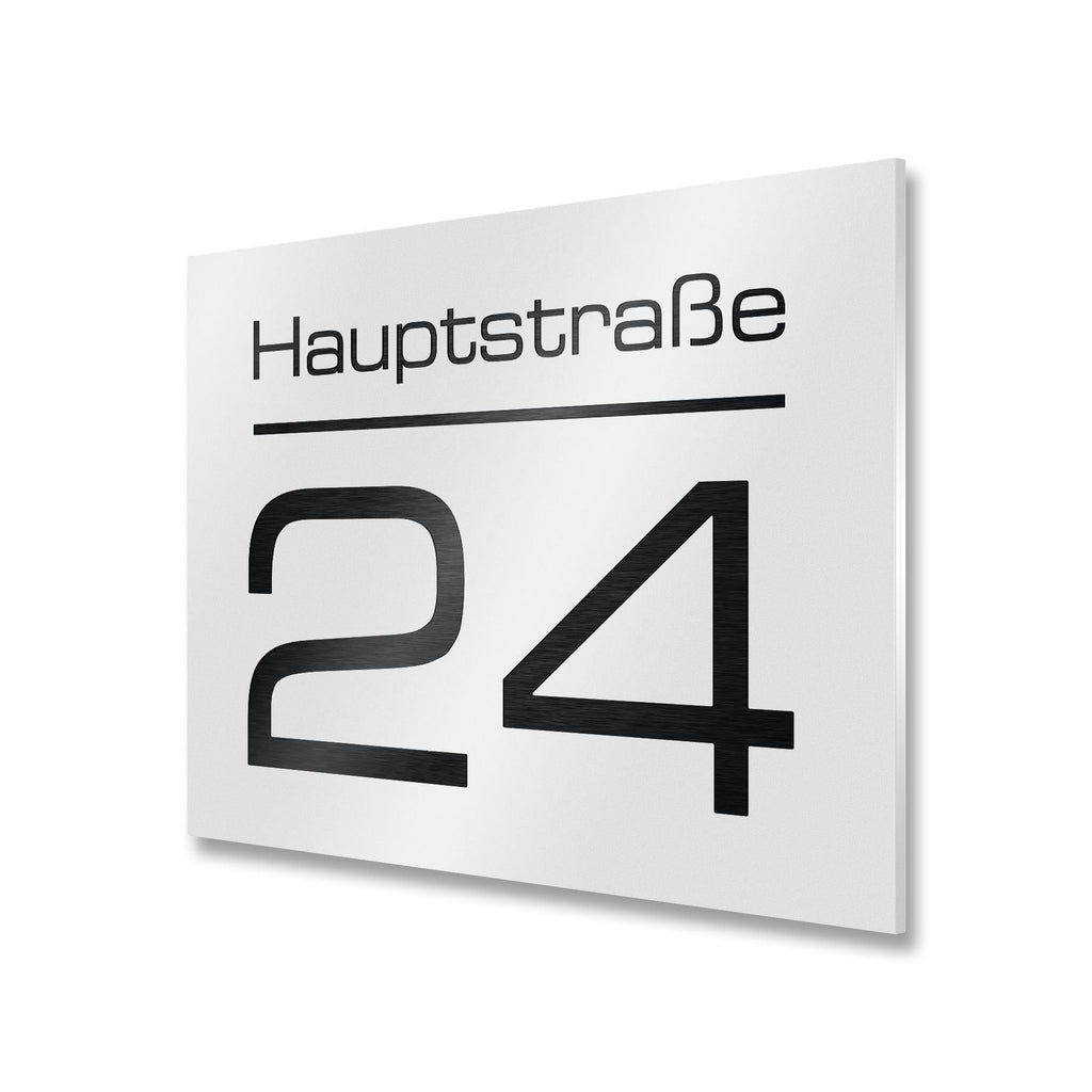 Modernes Hausnummernschild in Weiß mit individueller Gravur