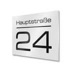 Modernes Hausnummernschild in Weiß mit individueller Gravur