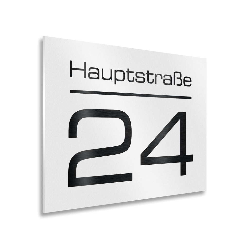 Modernes Hausnummernschild in Weiß mit individueller Gravur
