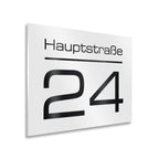 Modernes Hausnummernschild in Weiß mit individueller Gravur