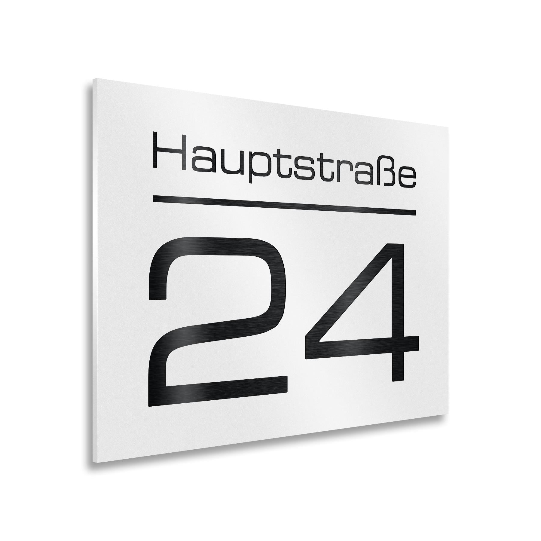 Modernes Hausnummernschild in Weiß mit individueller Gravur