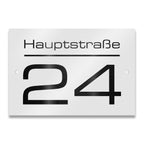 Modernes Hausnummernschild in Weiß mit individueller Gravur