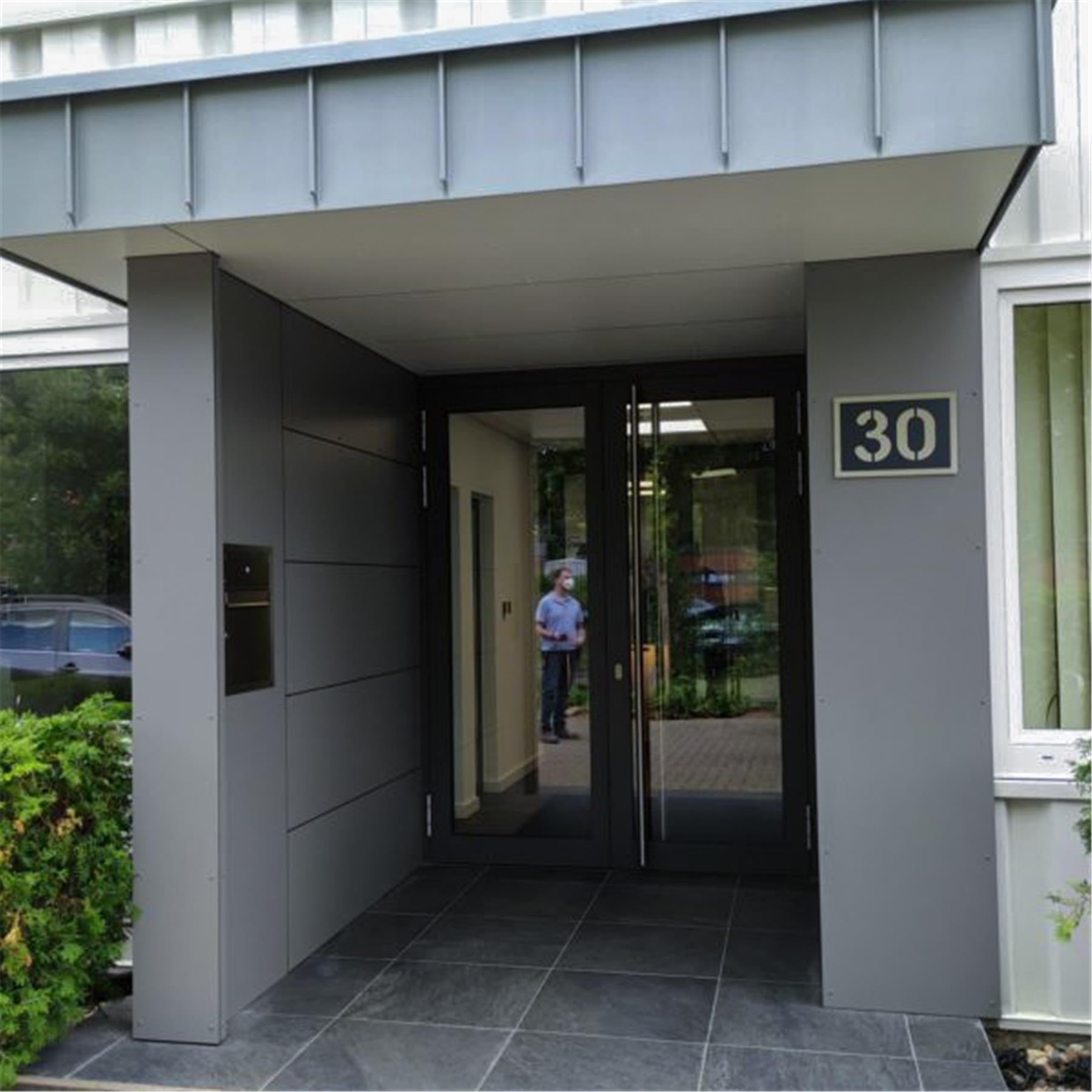 Metzler Hausnummernschild aus Edelstahl in Anthrazitgrau RAL7016