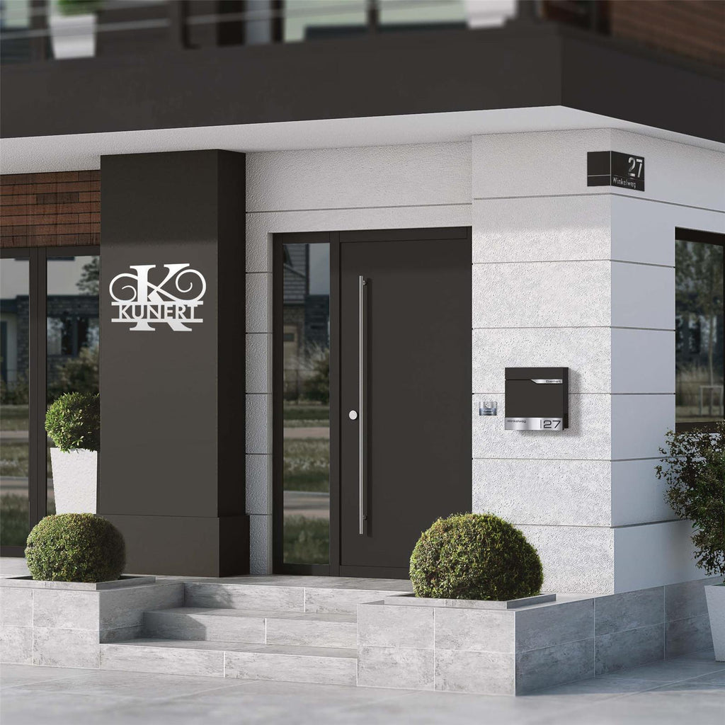 Personalisiertes Namensschild mit Monogramm in Anthrazit RAL 7016
