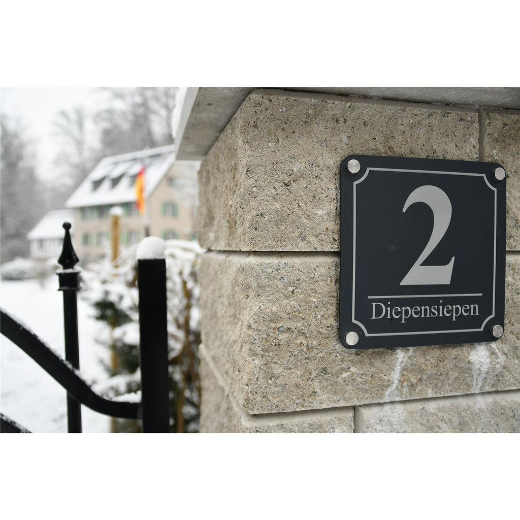 Quadratische Hausnummer in Anthrazit RAL7016 inkl. Gravur