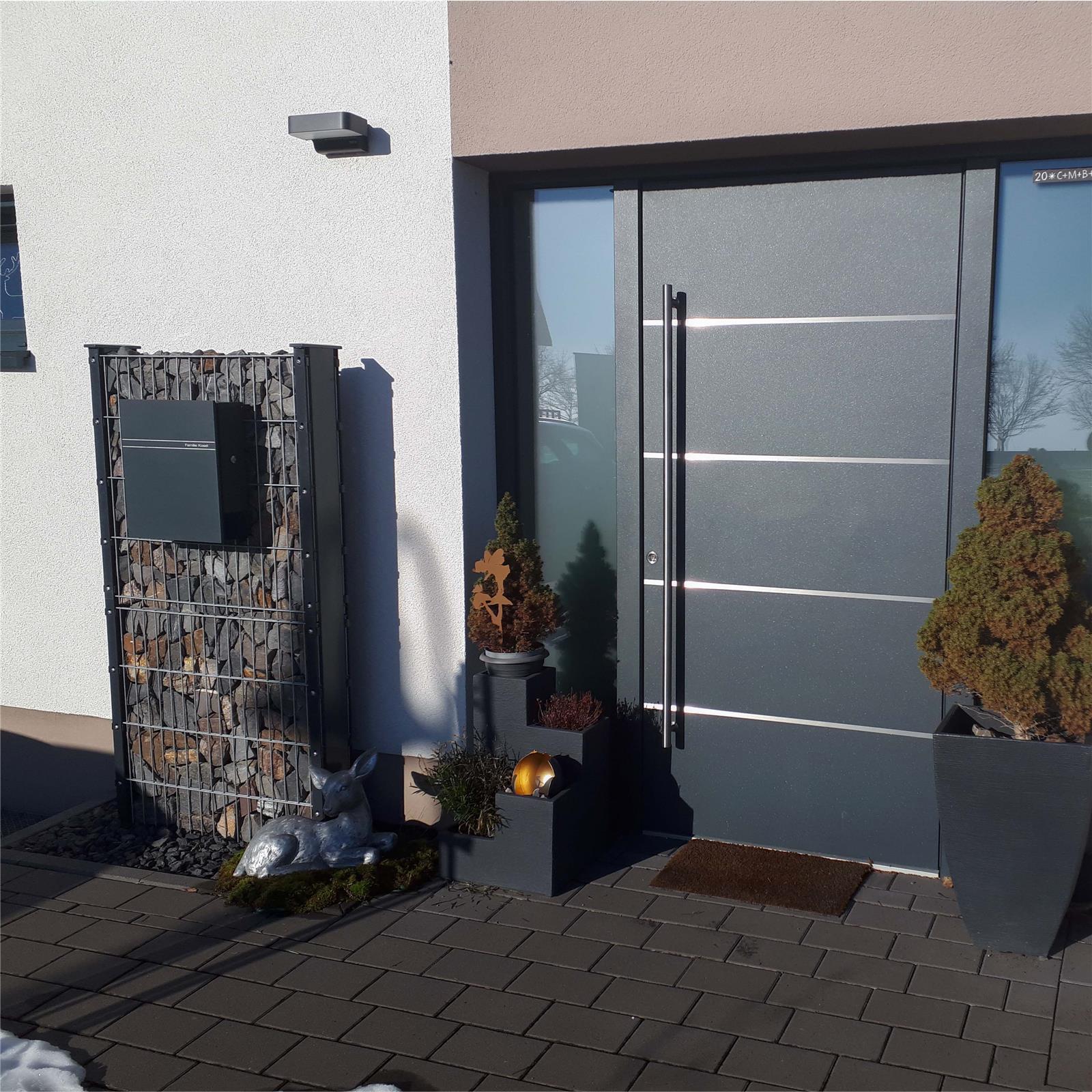 Metzler Briefkasten Standfuß Anthrazit RAL 7016 Gravur | Lepo 2