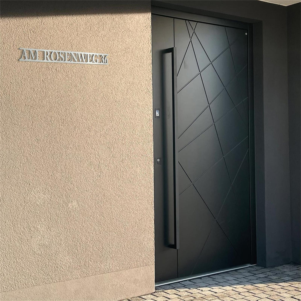 Schriftzug Maia mit Straße & Hausnummer aus gebürstetem Edelstahl V2A