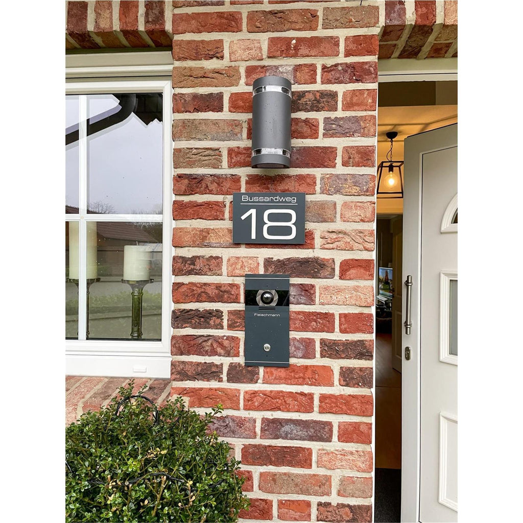 Modernes Hausnummernschild in Anthrazit RAL7016 mit individueller Gravur