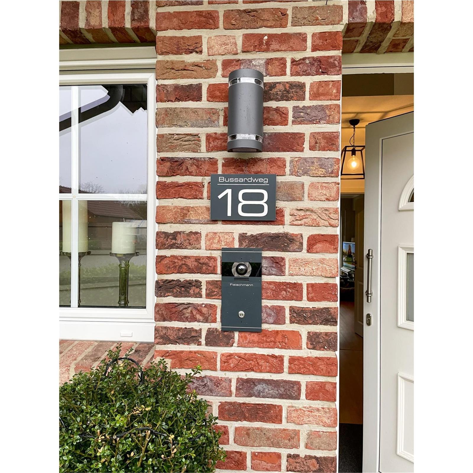 Modernes Hausnummernschild in Anthrazit RAL7016 mit individueller Gravur