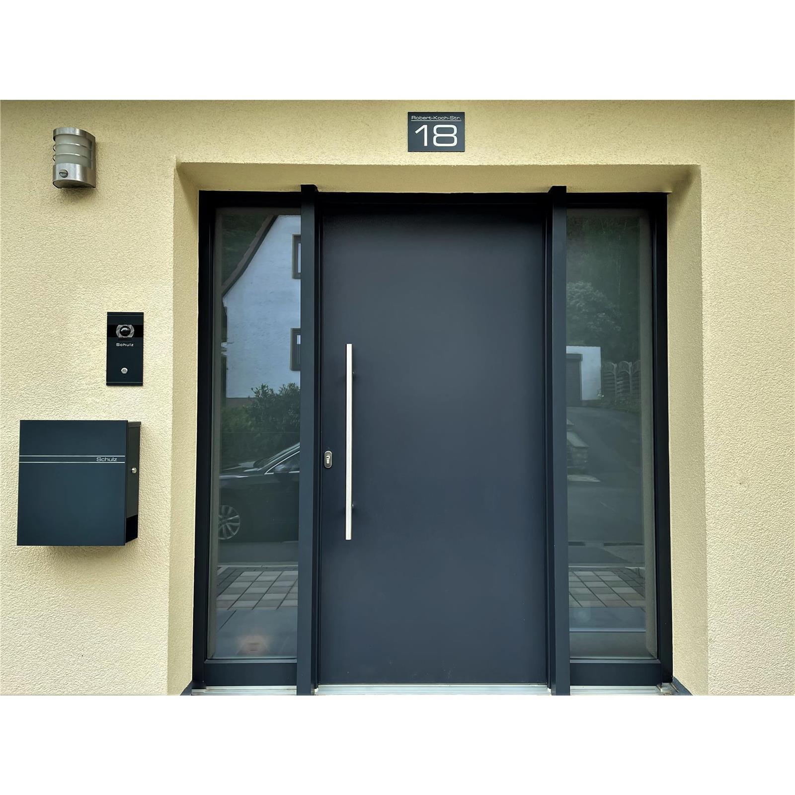 Modernes Hausnummernschild in Anthrazit RAL7016 mit individueller Gravur