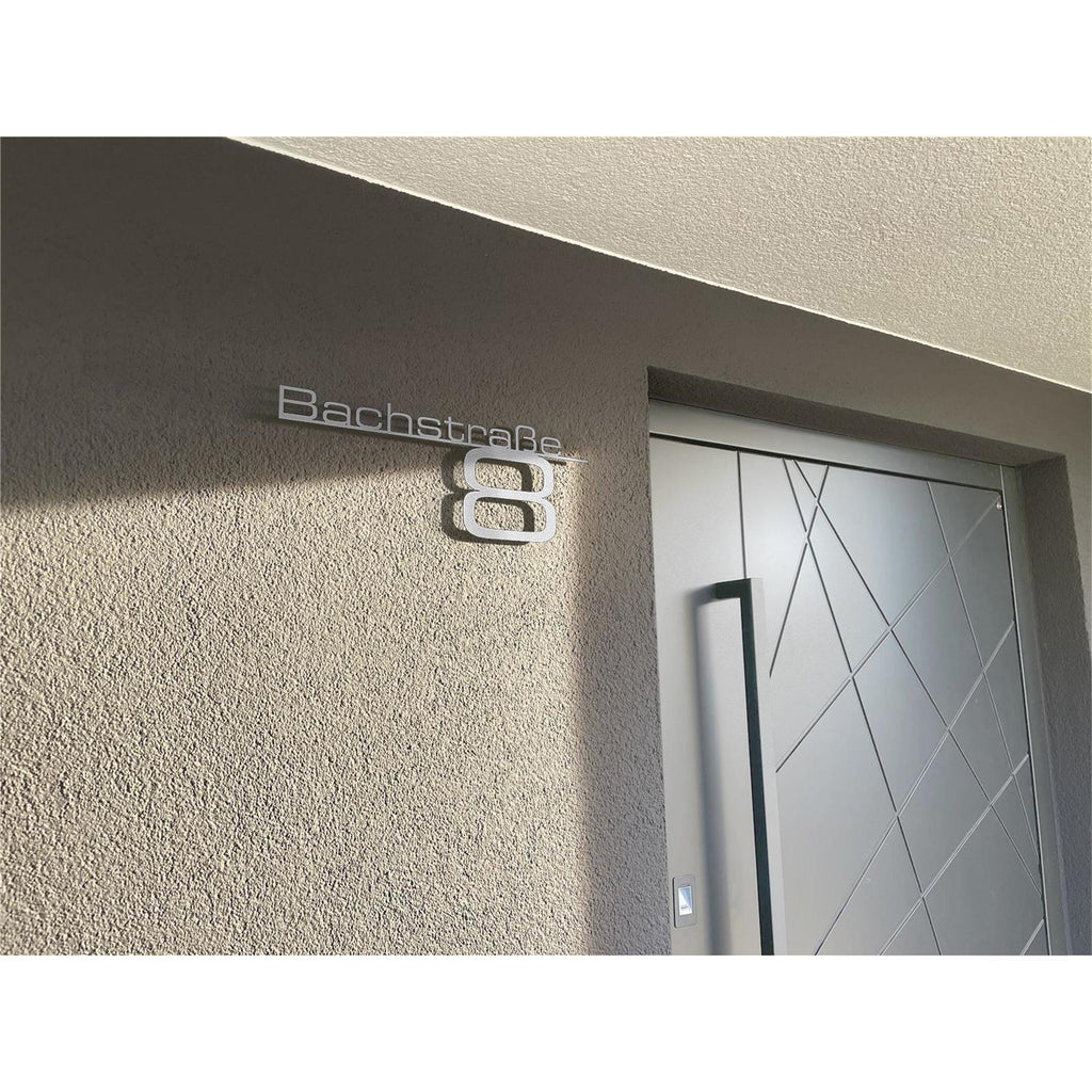 Schriftzug mit Straße & Hausnummer aus Edelstahl in RAL9007 Graualuminium