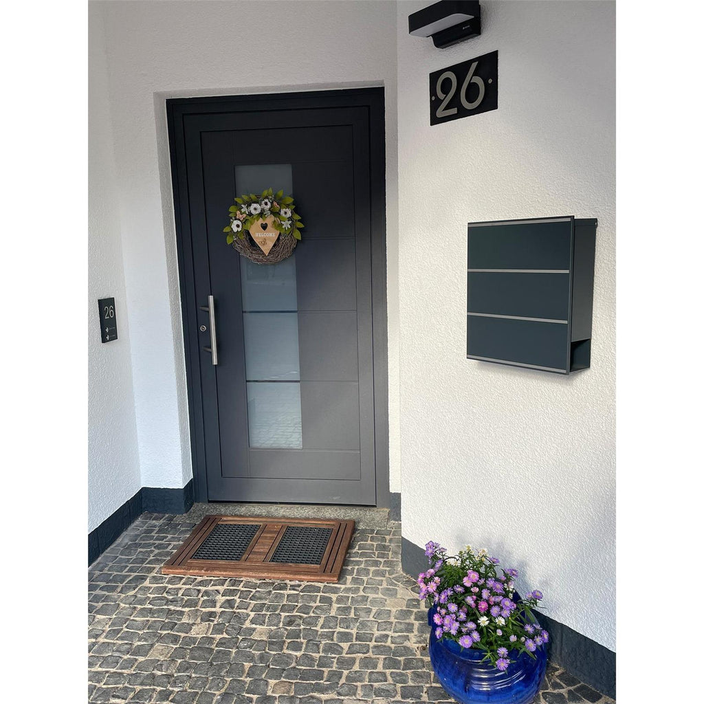Hausnummernschild aus Naturschiefer mit 3D-Ziffer aus Edelstahl