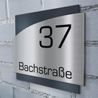 Metzler Edelstahl Hausnummernschild mit Straße | Anthrazit RAL 7016 | Falko 2