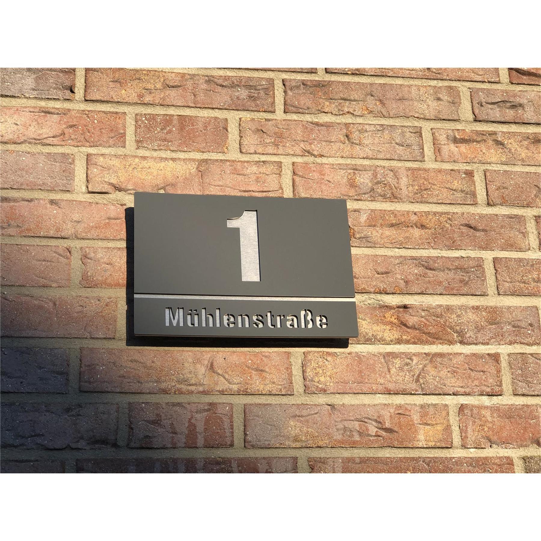 Hausnummernschild mit Straßennamen aus Edelstahl | 25 x 17,5 cm