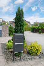 Metzler Paketbox freistehend mit Ständer | Anthrazit RAL 7016 | personalisiert mit Gravur | Edelstahl-Namensschild | rostfrei | Avalon 1