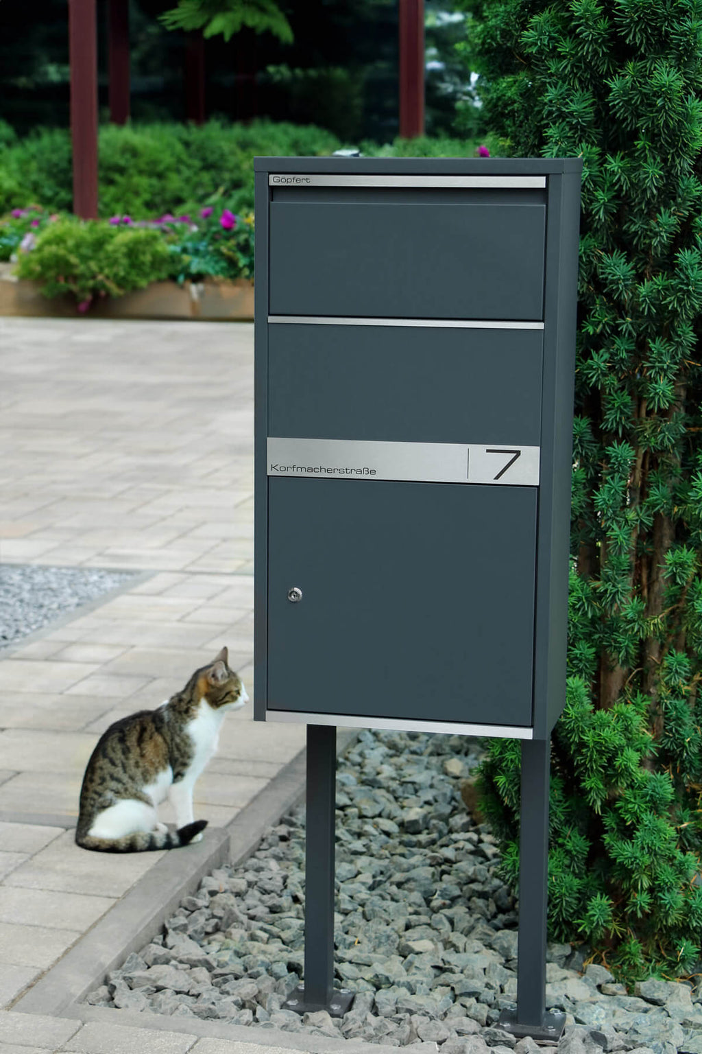 Metzler Paketbox freistehend mit Ständer | Anthrazit RAL 7016 | personalisiert mit Gravur | Edelstahl-Namensschild | rostfrei | Avalon 1