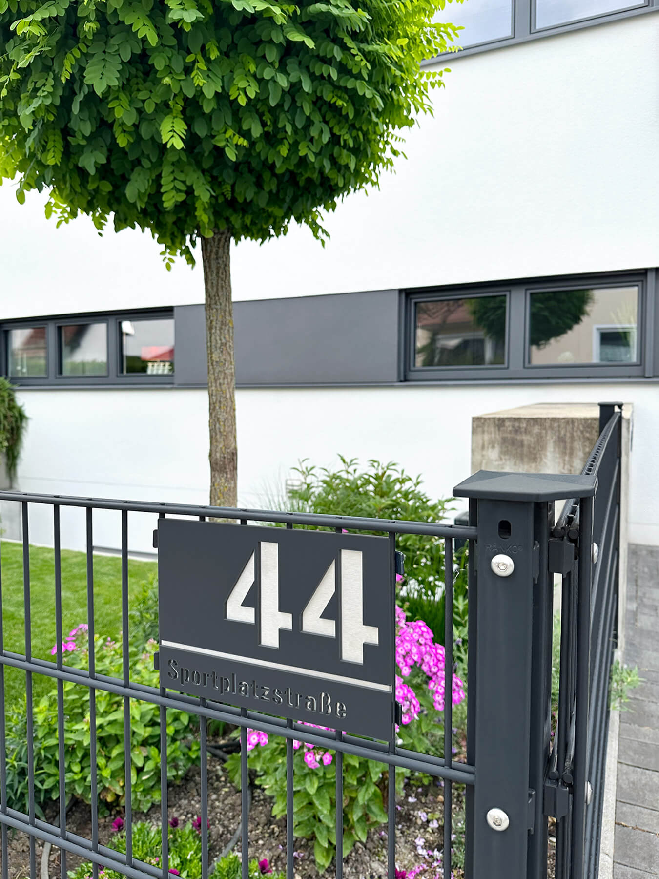 Hausnummernschild mit Straßennamen aus Edelstahl | 25 x 17,5 cm
