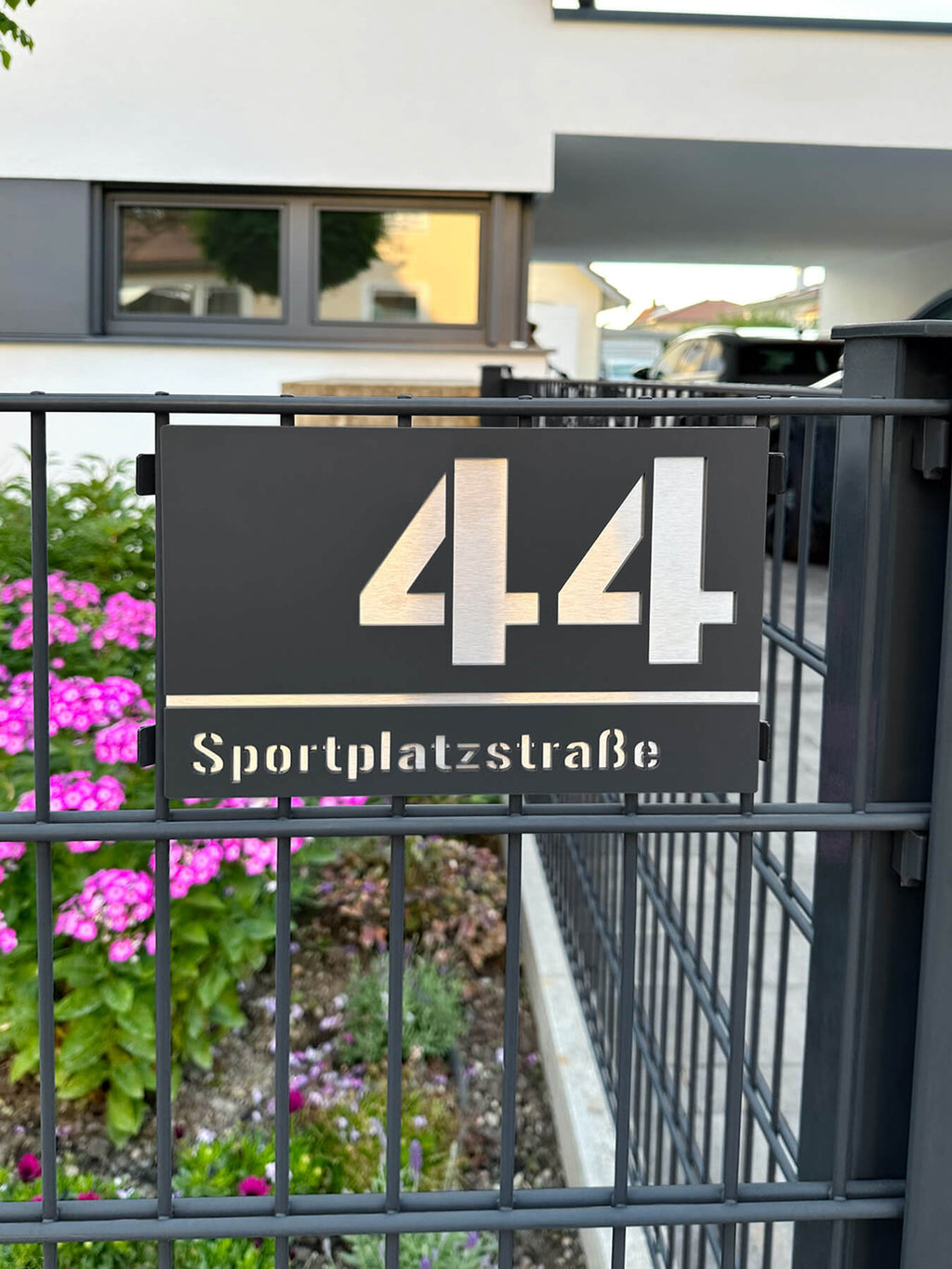 Hausnummernschild mit Straßennamen aus Edelstahl | 25 x 17,5 cm