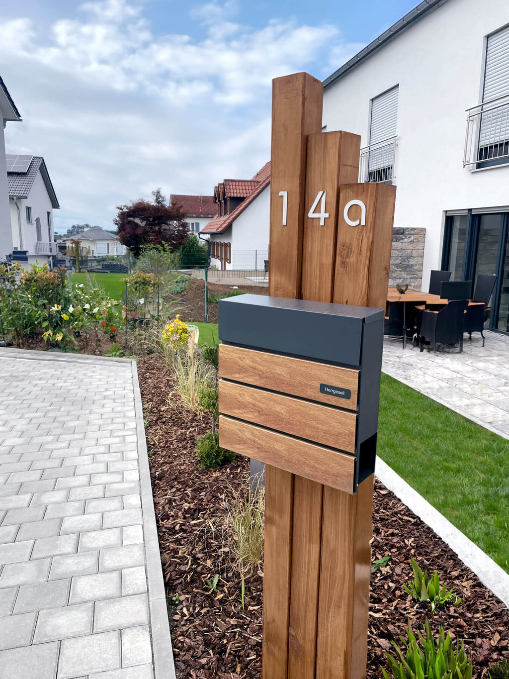 Metzler Briefkasten Holzoptik Eiche | Anthrazit RAL7016 mit Edelstahl Namensschild | Anton 2