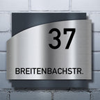 Metzler Edelstahl Hausnummernschild mit Straßennamen | Anthrazit RAL 7016 | Falko 1