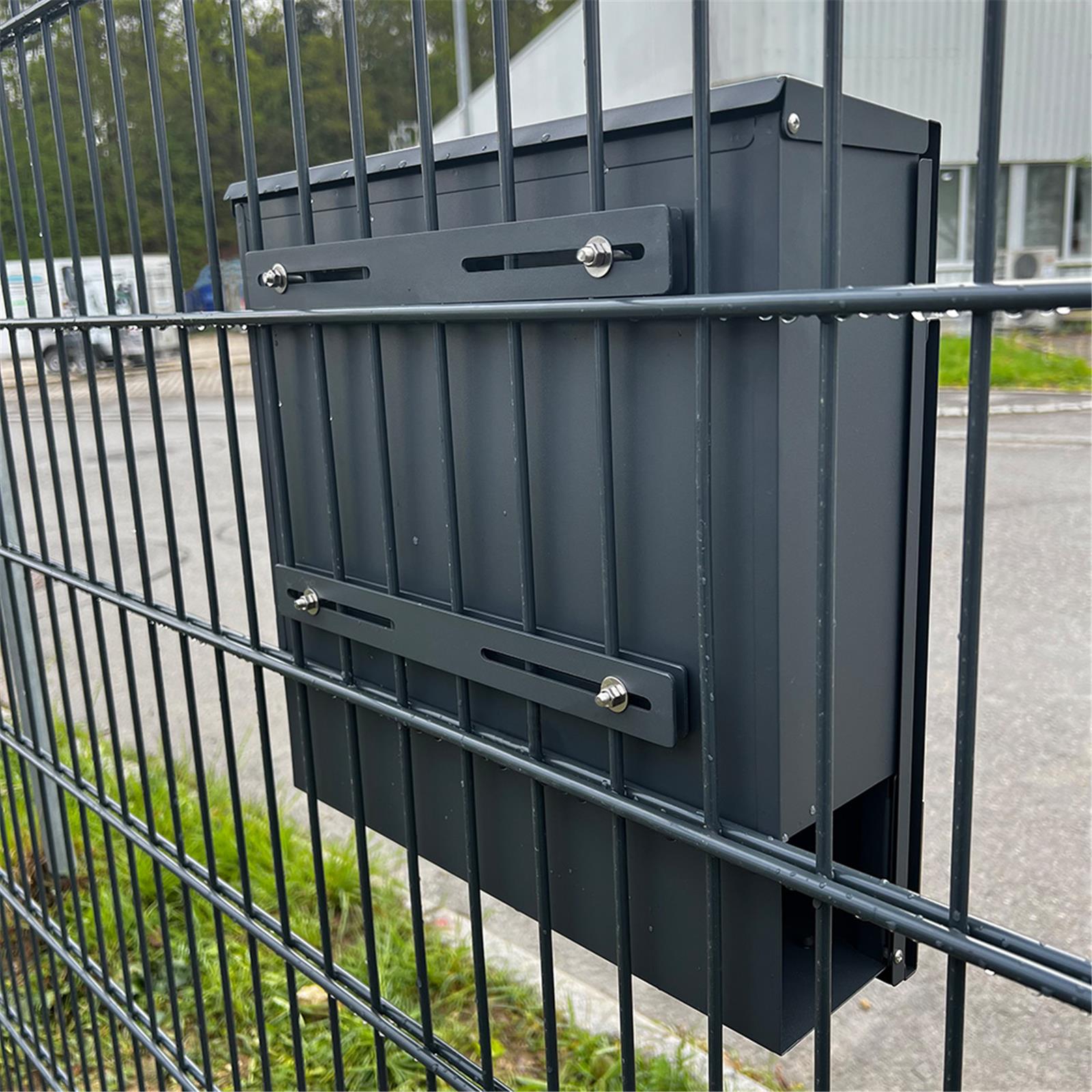 Zaunbefestigung für Briefkästen in Anthrazit