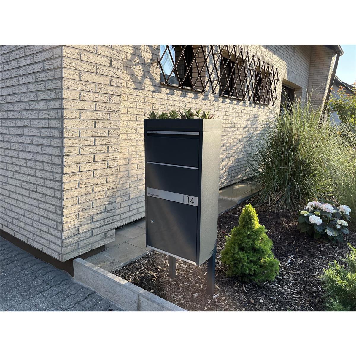 Metzler Paketbox mit Pflanzdach | Anthrazit RAL 7016 | personalisiert mit Gravur | Edelstahl-Namensschild | rostfrei & massiv | Avalon 1