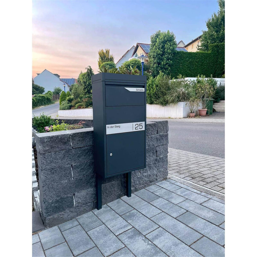 Metzler Paketbox mit Pflanzdach | Anthrazit RAL 7016 | personalisiert mit Gravur | Edelstahl-Namensschild | rostfrei & massiv | Avalon 2