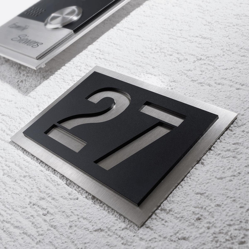 Modernes Hausnummernschild aus Edelstahl in Schwarz