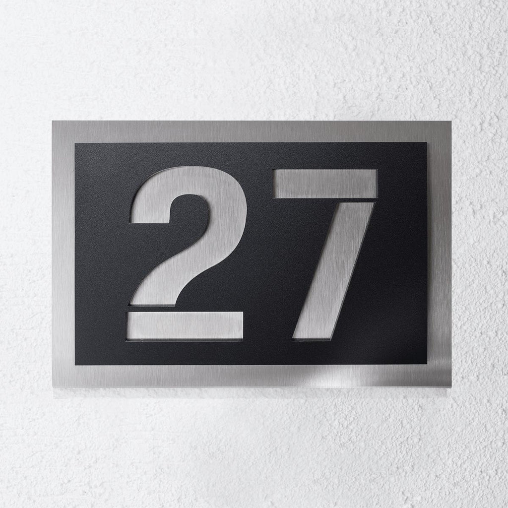 Modernes Hausnummernschild aus Edelstahl in Schwarz