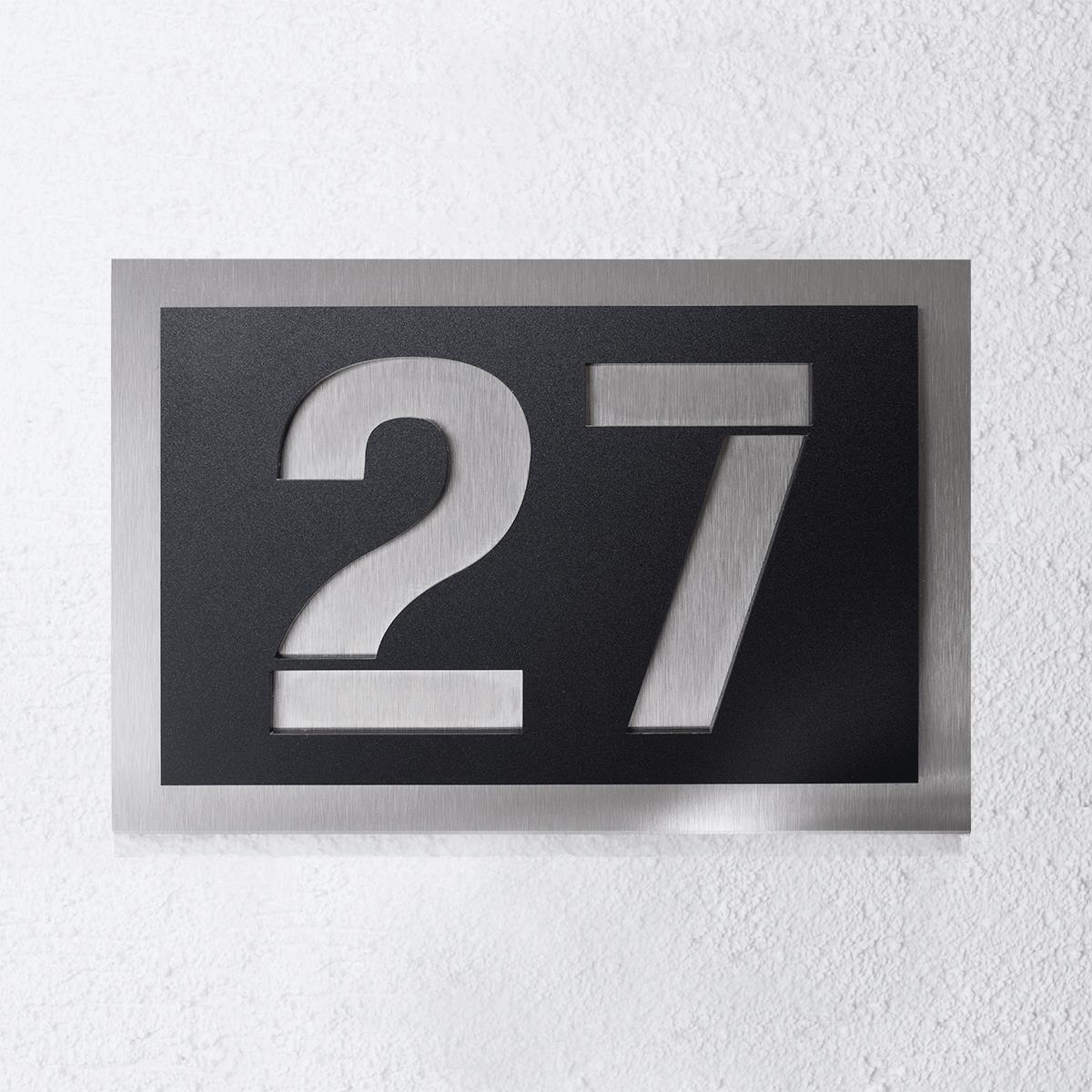 Modernes Hausnummernschild aus Edelstahl in Schwarz