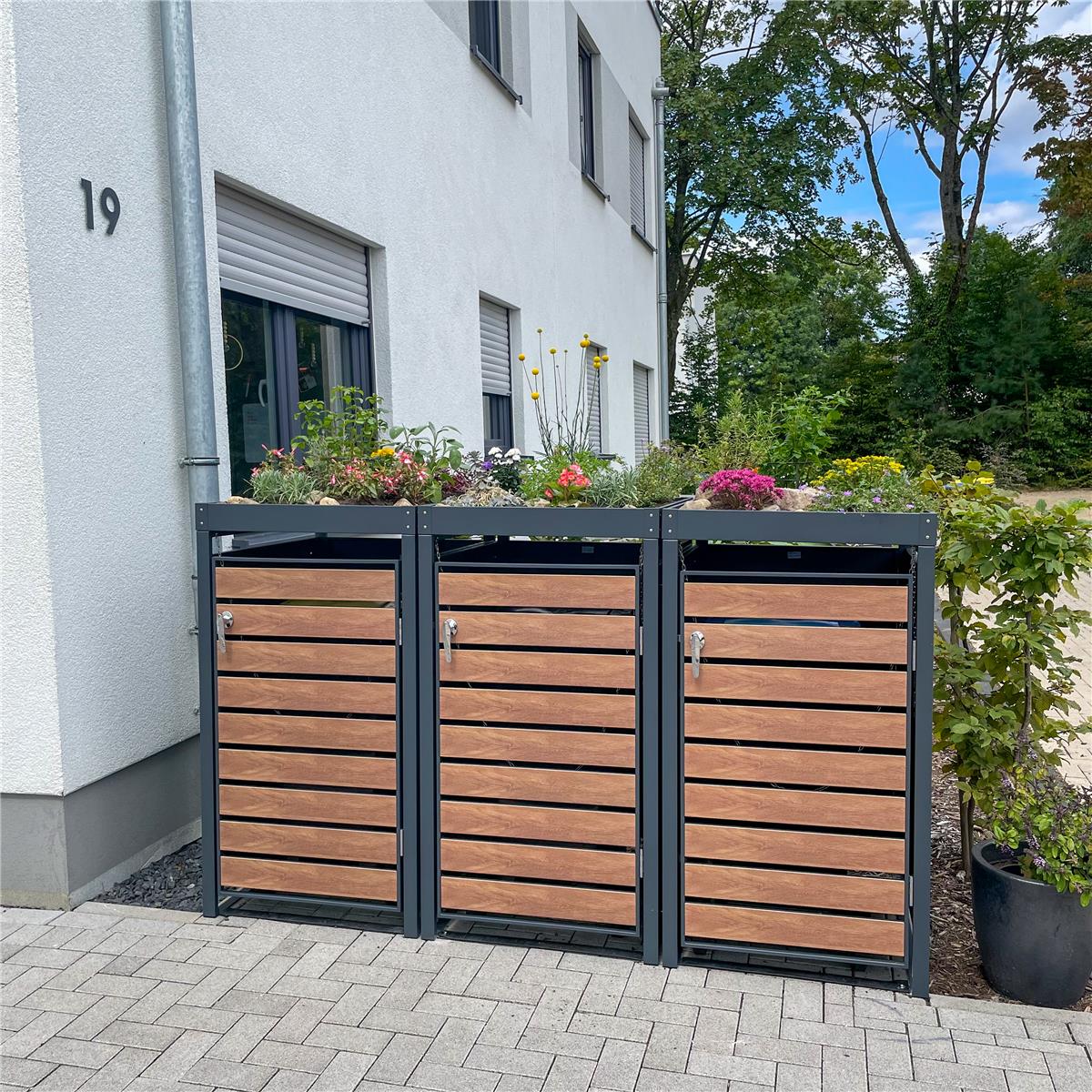 Metzler Mülltonnenbox mit Pflanzdach | 3er | 240l | in Holzoptik | Anthrazit RAL 7016 | aus Stahl | rostfrei & massiv | Türgriff mit Schloss