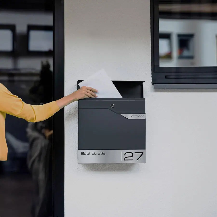 Metzler Briefkasten mit zwei Edelstahl-Namensschildern | personalisiert mit Gravur | Albrecht