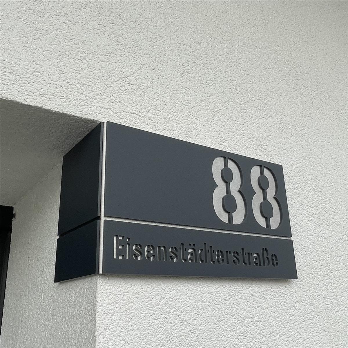 Hausnummernschild aus Edelstahl für Eckmontage links