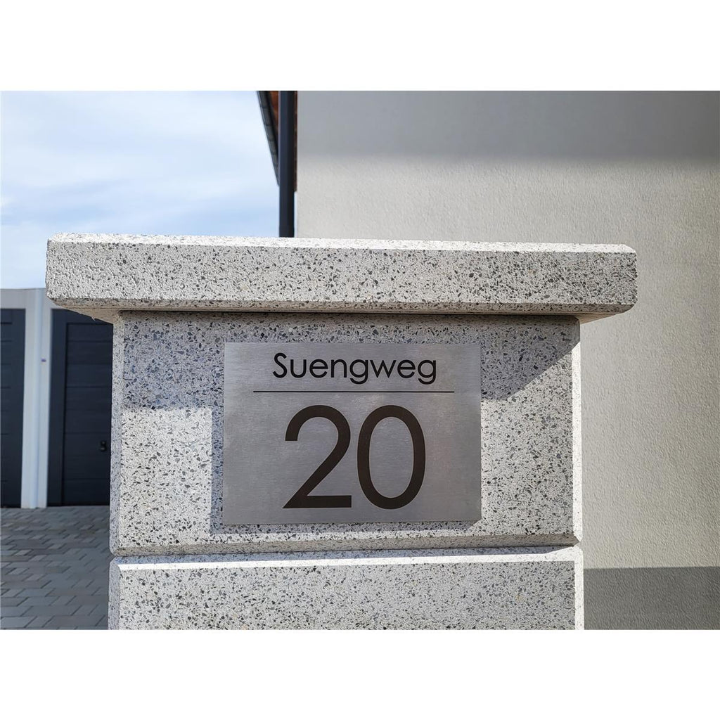 Hausnummernschild aus V2A Edelstahl