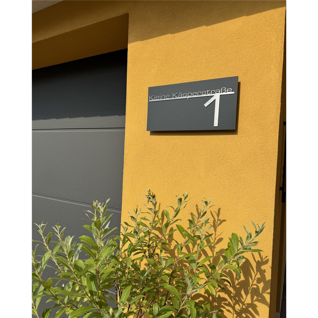 Hausnummernschild mit Schriftzug aus Edelstahl in Anthrazit