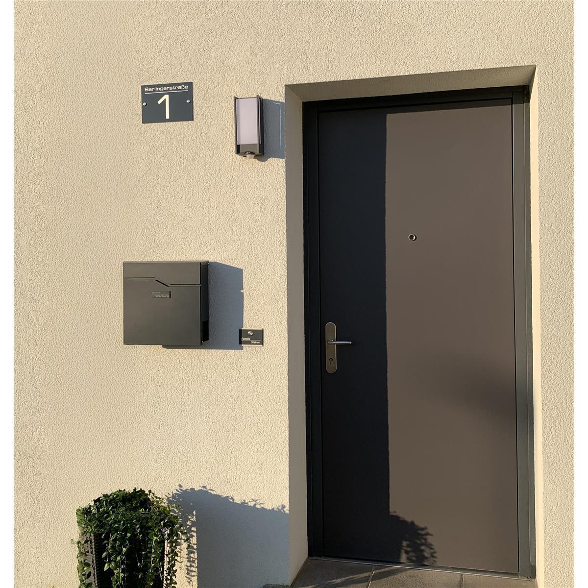 Modernes Hausnummernschild in Anthrazit RAL7016 mit individueller Gravur