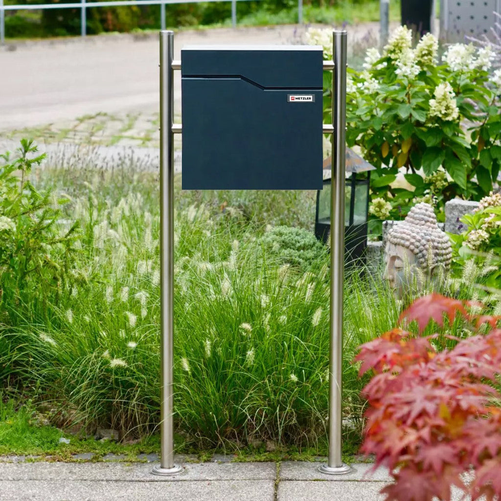 Metzler Standbriefkasten aus hochwertigem Stahl | Namensschild mit Papiereinleger | Hoffmann
