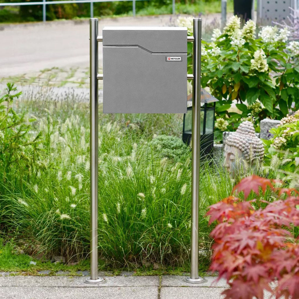 Metzler Standbriefkasten aus hochwertigem Stahl | Namensschild mit Papiereinleger | Hoffmann