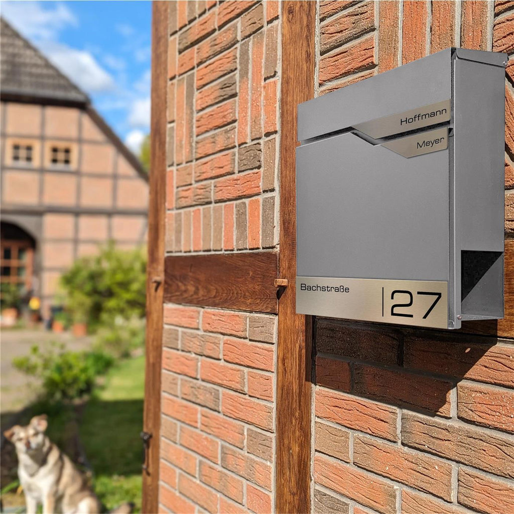 Metzler Briefkasten mit zwei Edelstahl-Namensschildern | personalisiert mit Gravur | Albrecht