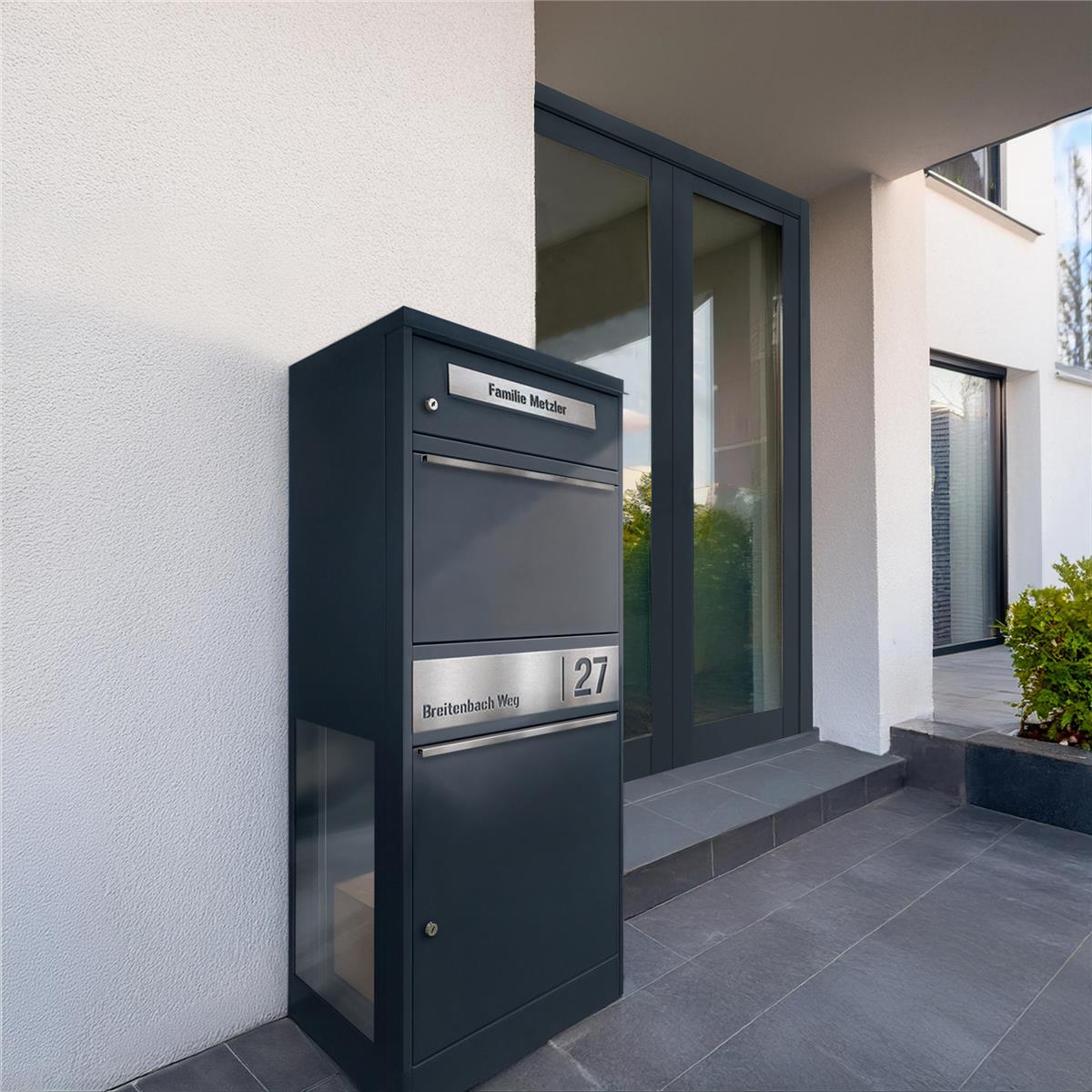 Paketbox mit Briefkasten | mit seitlichen Sichtfenstern | personalisiert mit Gravur | Edelstahl-Namensschild | Anthrazit | Bispo 2 SF