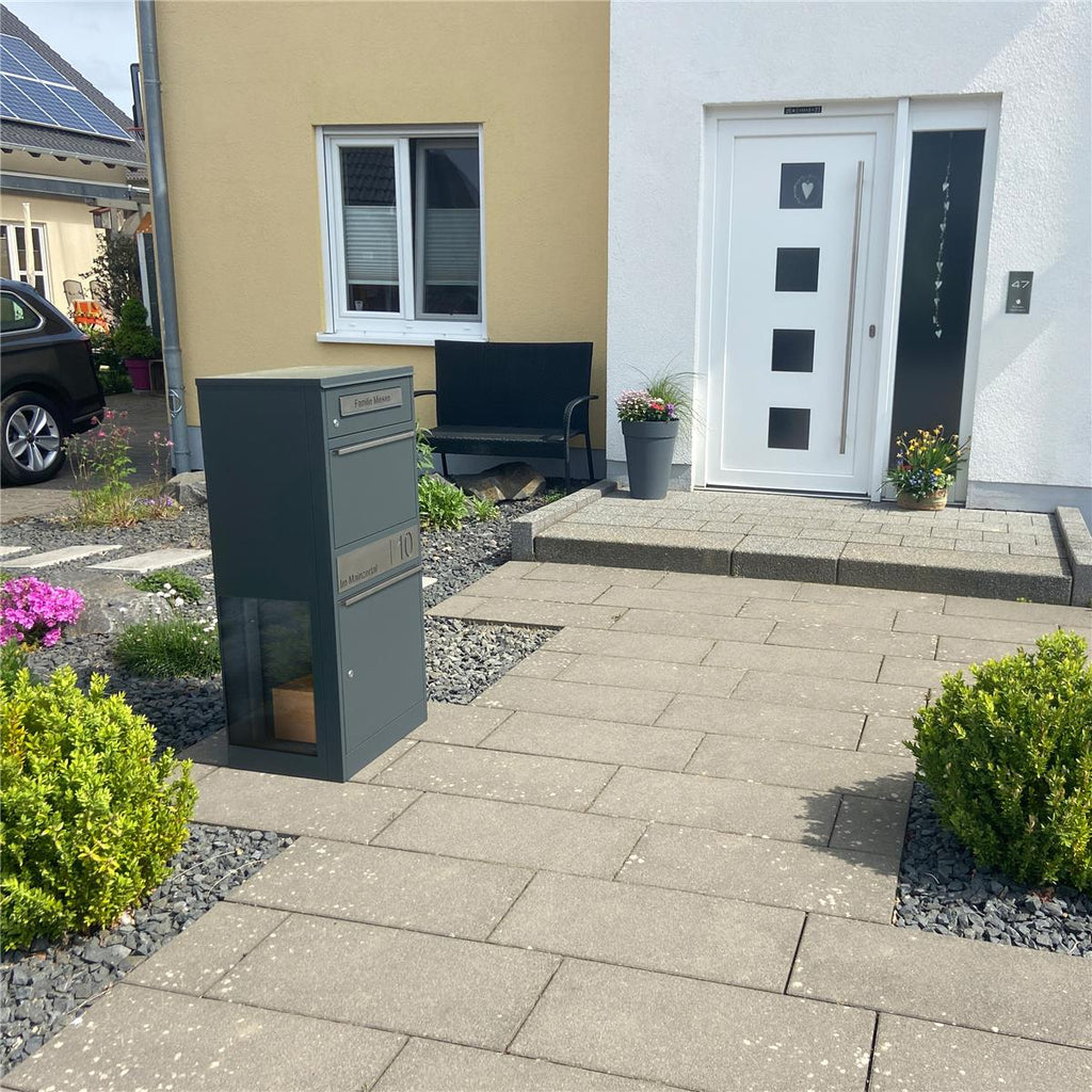 Paketbox mit Briefkasten | mit seitlichen Sichtfenstern | personalisiert mit Gravur | Edelstahl-Namensschild | Anthrazit | Bispo 2 SF