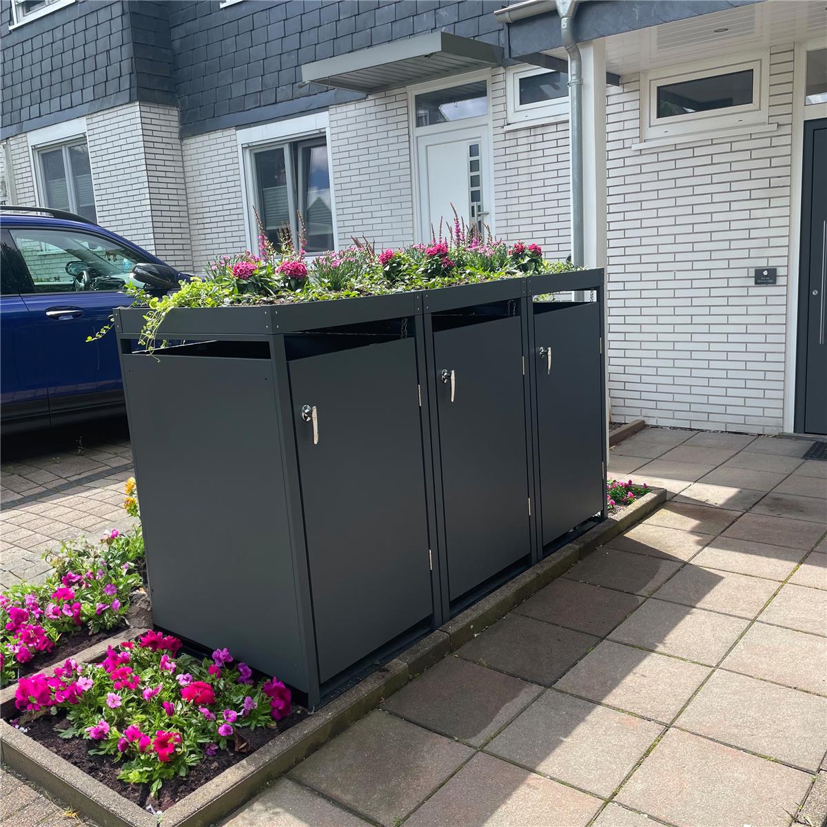 Metzler Mülltonnenbox mit Pflanzdach | 3er | 240l | Anthrazit RAL 7016 | aus Stahl | rostfrei & massiv | Türgriff mit Schloss
